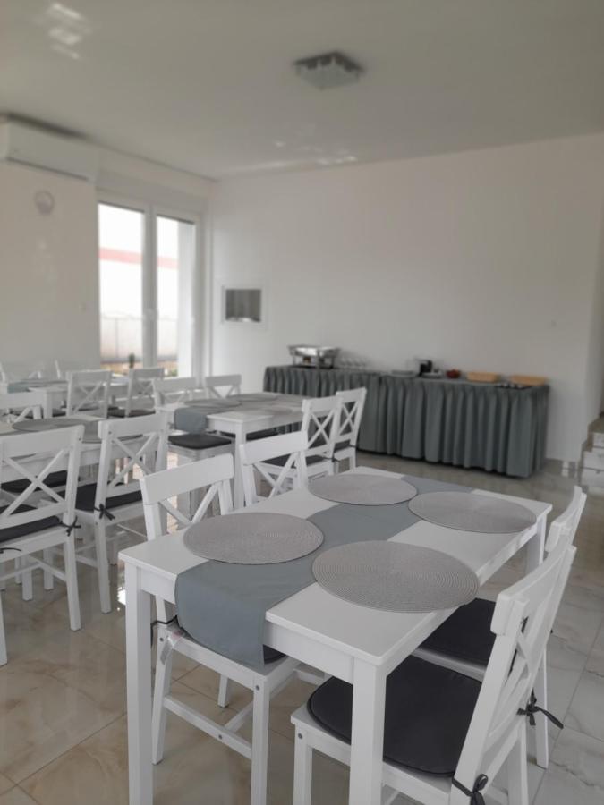 Orion Panzio Acomodação com café da manhã Hajdúszoboszló Exterior foto